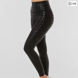 Peleton Houndtooth Black Leggings Size Medium